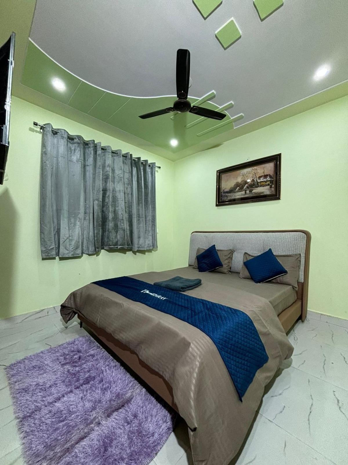 Thehrav New Delhi