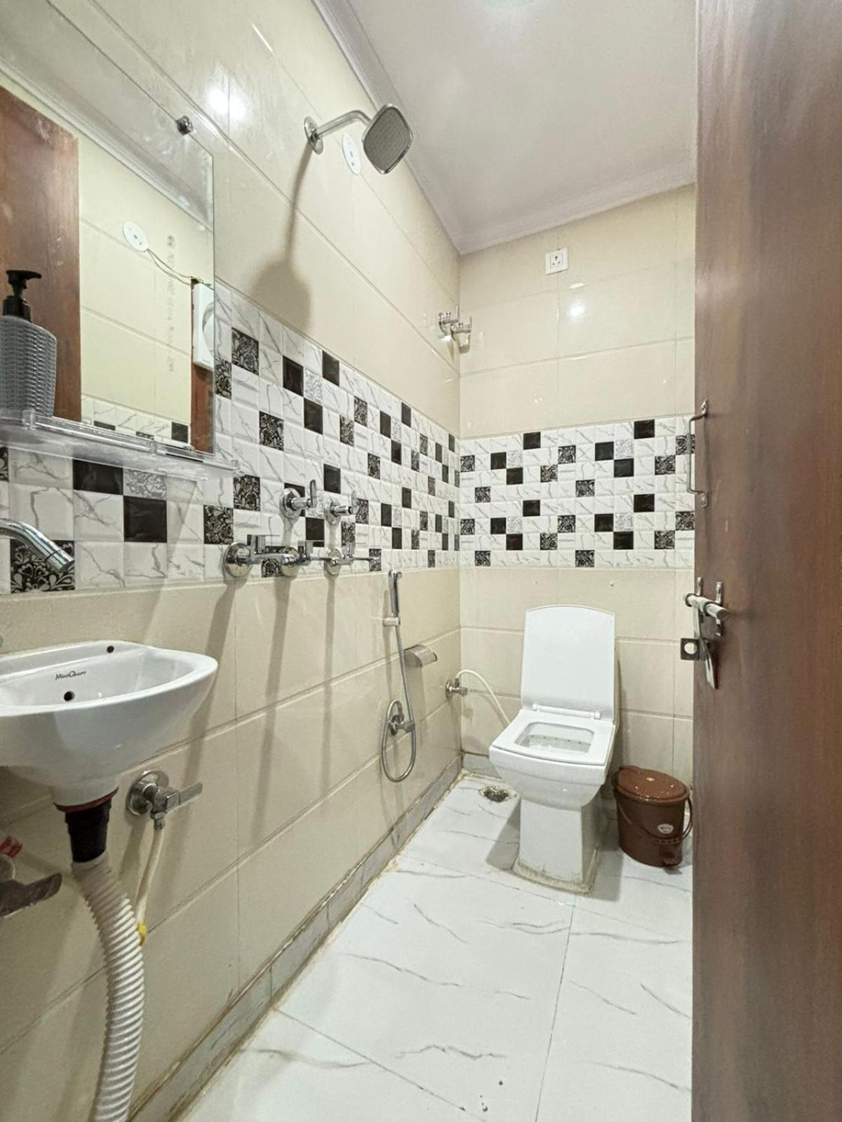 Thehrav Apartment New Delhi